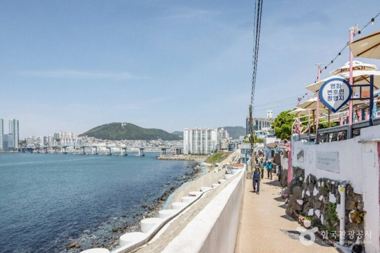 Huinnyeoul Culture Village (흰여울문화마을)